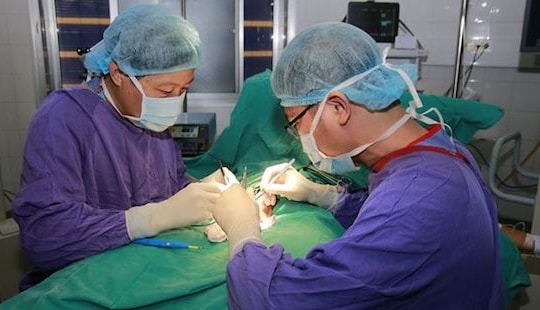 2 bé trai phải cắt bỏ tinh hoàn do phòng khám chẩn đoán nhầm