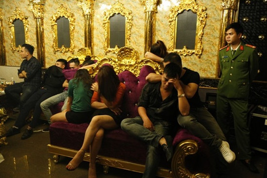 Bắt quả tang cán bộ, viên chức phê ma túy, "bay lắc" trong quán karaoke