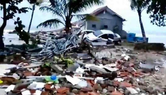 Sóng thần Indonesia cuốn trôi cả ban nhạc rock ngay trước mắt người xem