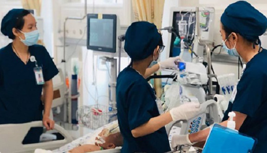 Bị xuất huyết não, bé 8 tháng tuổi hôn mê sâu nguy kịch