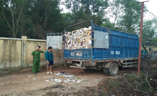Bắt 7 xe tải chở rác thải từ Bình Dương sang Đồng Nai đổ trộm