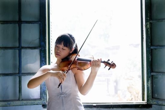 Thần đồng violin Đỗ Phương Nhi biểu diễn chào năm mới ở Hà Nội