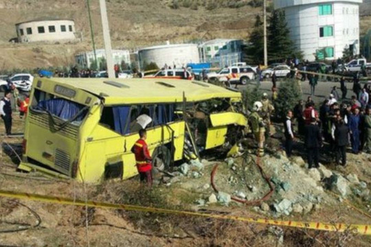 Iran: Ô tô mất lái, lao vào cột bê tông, hàng chục người thương vong