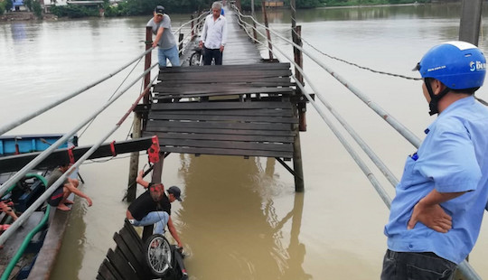 Sập cầu gỗ ở Nha Trang, 4 người rơi xuống sông