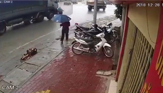 2 mẹ con tử vong sau va chạm với xe tải trên đường