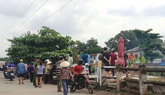 Lao vào đoàn tàu đang chạy, một phụ nữ tử vong