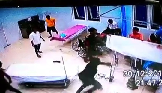 Đập phá trụ sở Công an và Ban CHQS xã làm 3 người bị thương