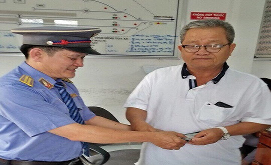 Hành khách may mắn nhận lại 3.000 USD bỏ quên trên chuyến tàu ngày cuối năm