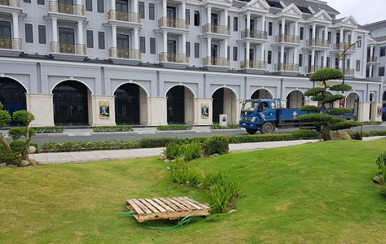 Bé gái 15 tháng tuổi nguy kịch vì rơi xuống cống thoát nước