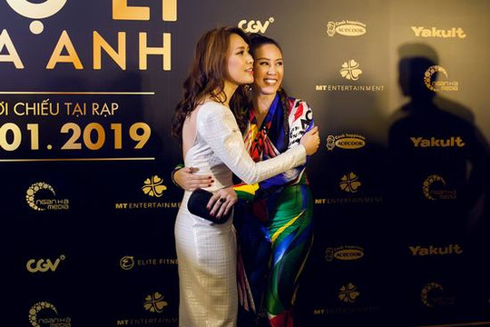 Mỹ Tâm – Thu Hoài âu yếm, ôm nhau trước mặt hàng nghìn người