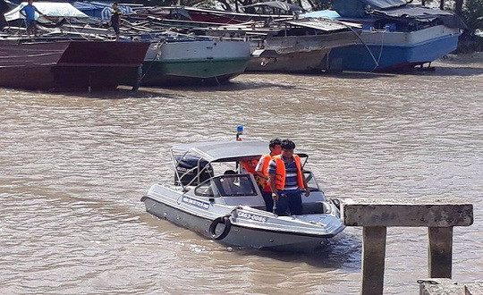 Chìm sà lan trên sông Tiền, 3 người mất tích