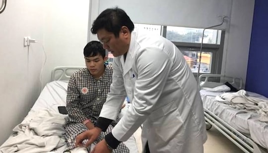 Lần đầu tiên nối mạch máu vi phẫu không cần kim chỉ