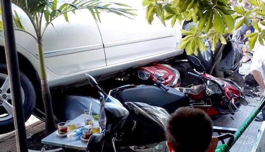 Lùi ô tô từ nhà ra đường, nữ tài xế cuốn 4 xe máy vào gầm