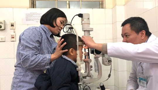 Bị bạn học bắn bút viết vào mắt, bé 5 tuổi bị rách giác mạc