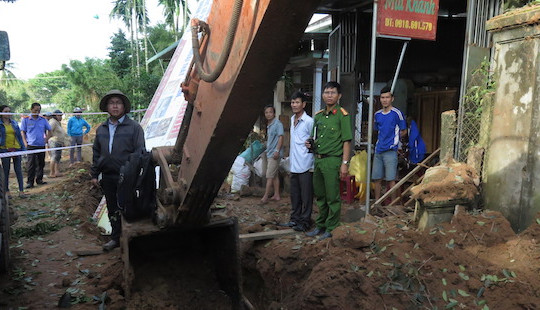 Bom phát nổ khi đang thi công, 1 người bị thương