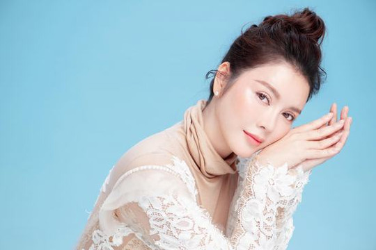 Lý Nhã Kỳ diện trang phục xẻ ngực gợi cảm