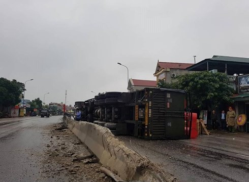 Tài xế ngủ gật, đâm xe vào dải phân cách