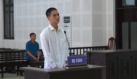Dùng búa bổ vào đầu bạn nhậu gây thương tích