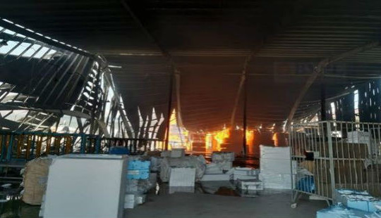 Biển lửa đang bao trùm công ty gỗ tại Bình Dương