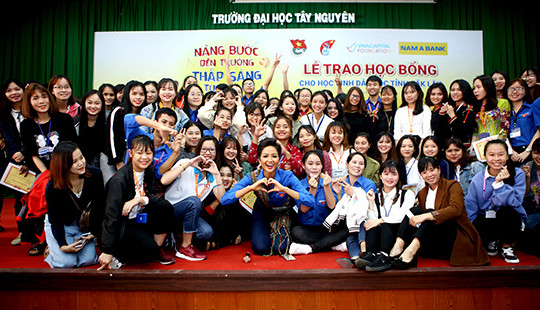 Nam A Bank và Hoa hậu H’Hen Niê trao học bổng tại Đắk Lắk