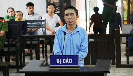 Níu kéo không thành, chồng trút “mưa dao” vào người vợ