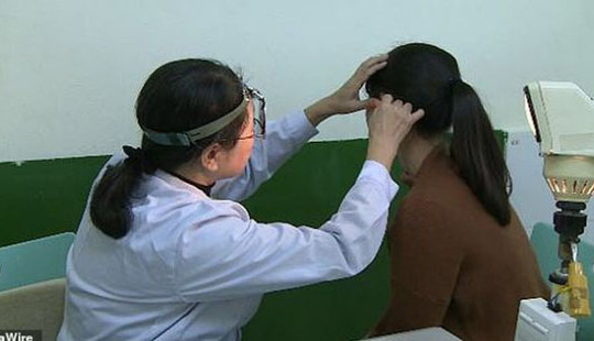 Mắc bệnh lạ chỉ nghe được giọng phụ nữ, không nghe được tiếng đàn ông