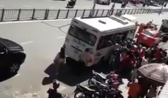 TP.HCM: Người dân than trời vì xe dù bến cóc, lộng hành tại đường Lê Hồng Phong