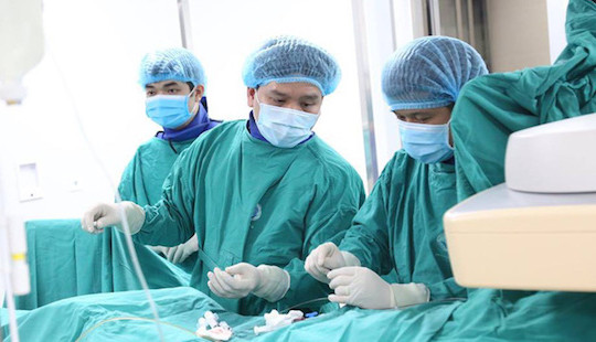 60 phút “cân não” cứu sống bệnh nhân vỡ gan, máu tràn khắp ổ bụng