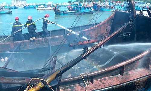 Tàu vỏ sắt của ngư dân Quảng Nam bất ngờ cháy dữ dội