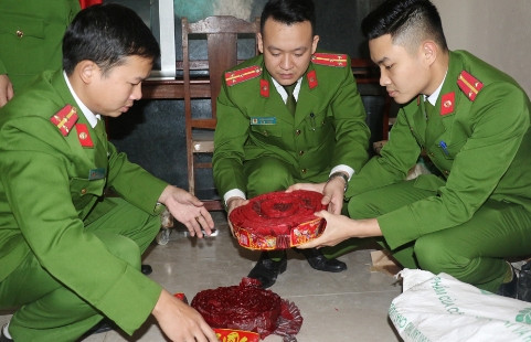 Thanh Hóa: Vận động người dân giao nộp súng tự chế, pháo nổ