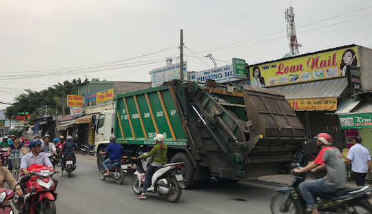 Va chạm với xe chở rác, 2 thanh niên tử vong