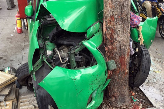 Taxi tông liên hoàn 2 ôtô ở TP.HCM, 2 người bị thương nặng