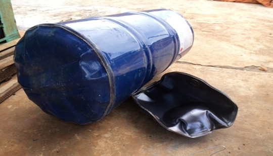 Cưa thùng phuy đựng xăng, 2 người bị thương