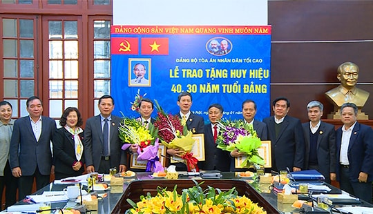 Đảng ủy TANDTC trao tặng Huy hiệu 30, 40 năm tuổi Đảng cho 3 đảng viên