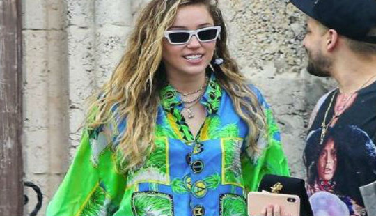 Miley Cyrus báo tin vui mang thai bé gái sau đám cưới bí mật