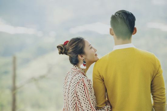 Văn Mai Hương gây tò mò khi "cầu hôn" chàng trai giấu mặt