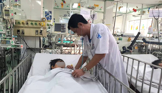 Hóc đầu kèn nhựa, bé 6 tuổi suýt mất mạng