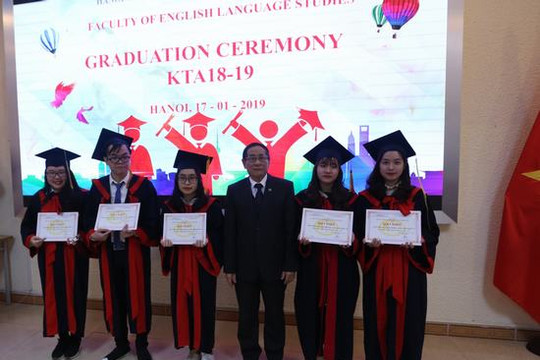 Khoa Ngôn ngữ Anh trao Bằng tốt nghiệp hệ Đại học chính quy cho sinh viên khóa 18 và khóa 19