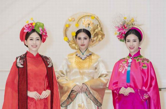Hoa hậu Tiểu Vy đẹp quyến rũ và sang trọng với áo dài Hoàng tộc