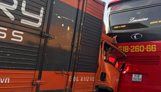 Xe chuyển phát nhanh tông xe khách, hàng chục trẻ em hoảng loạn