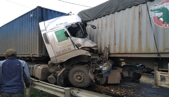 Hai xe container đối đầu, tài xế tử vong tại chỗ