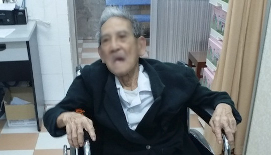 Lấy xương heo mắc trong thực quản cụ ông 105 tuổi