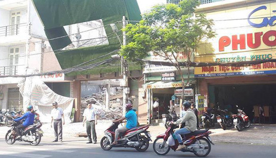 Biển quảng cáo đổ sập, người dân hốt hoảng tháo chạy