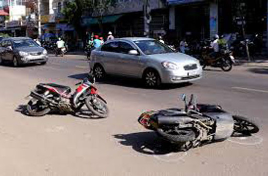 Ngã xuống đường sau va chạm, người phụ nữ bị xe tải tông chết