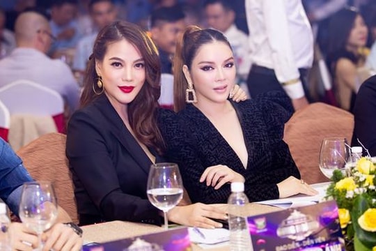 Lý Nhã Kỳ thân thiết cùng Trương Ngọc Ánh