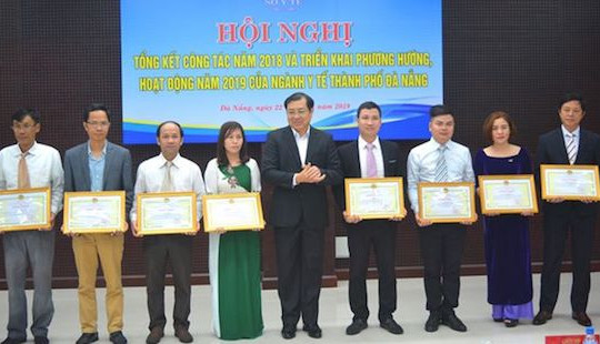 Khen thưởng đội ngũ y sĩ, bác sĩ cấp cứu nạn nhân vụ lật xe ở đèo Hải Vân