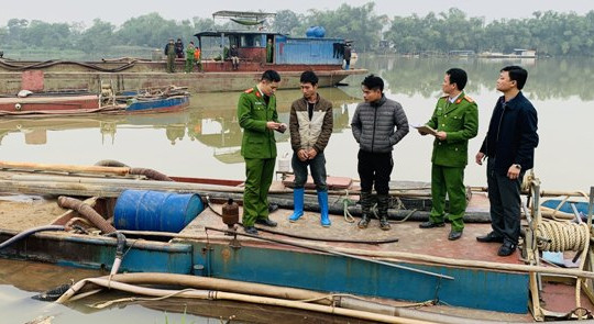 Bắn chỉ thiên, bắt 2 tàu hút cát trái phép bỏ chạy