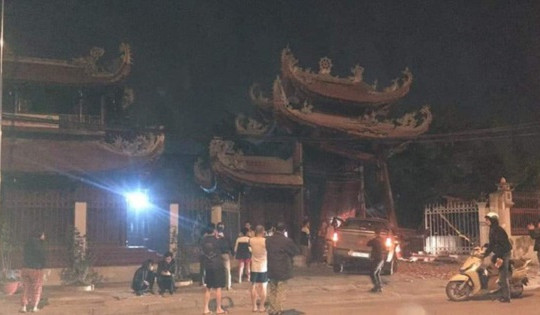 Tài xế say rượu lái ô tô tông đổ cổng chùa