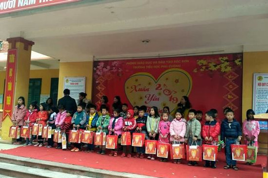 Ấm áp chương trình “Xuân yêu thương” của cán bộ giáo viên và học sinh trường tiểu học Phú Cường – Sóc Sơn