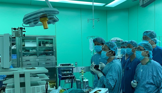 Việt Nam lần đầu nội soi mở cơ qua đường miệng